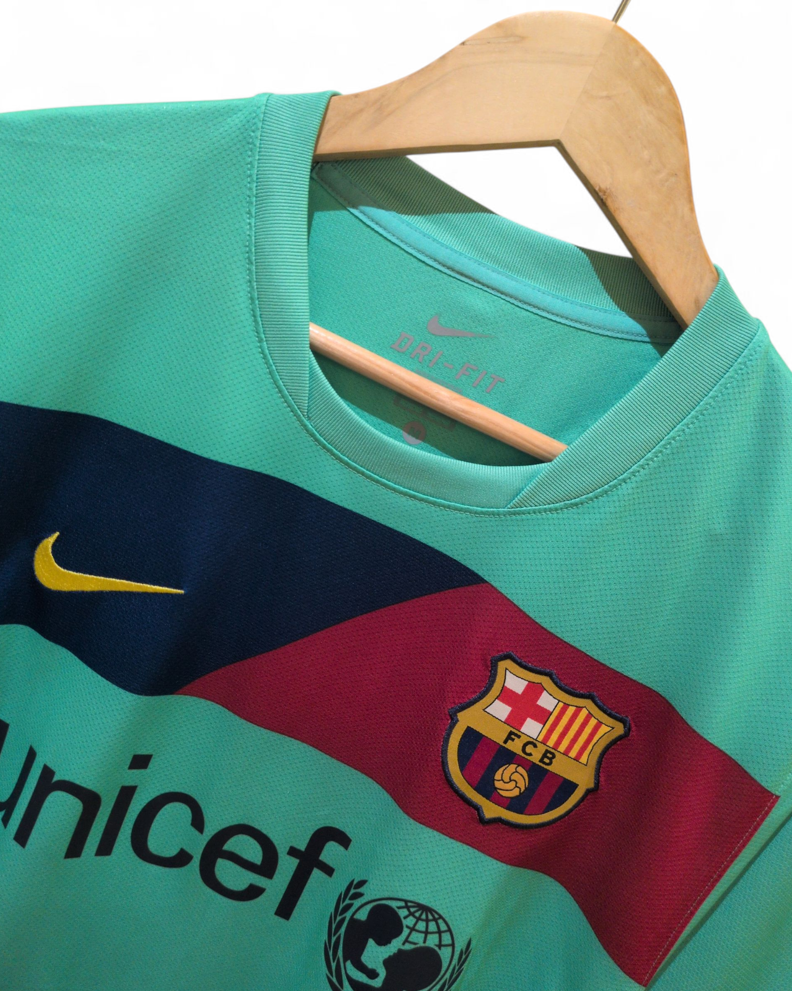 2010-11 Nike Barcelona Away Shirt - (M)