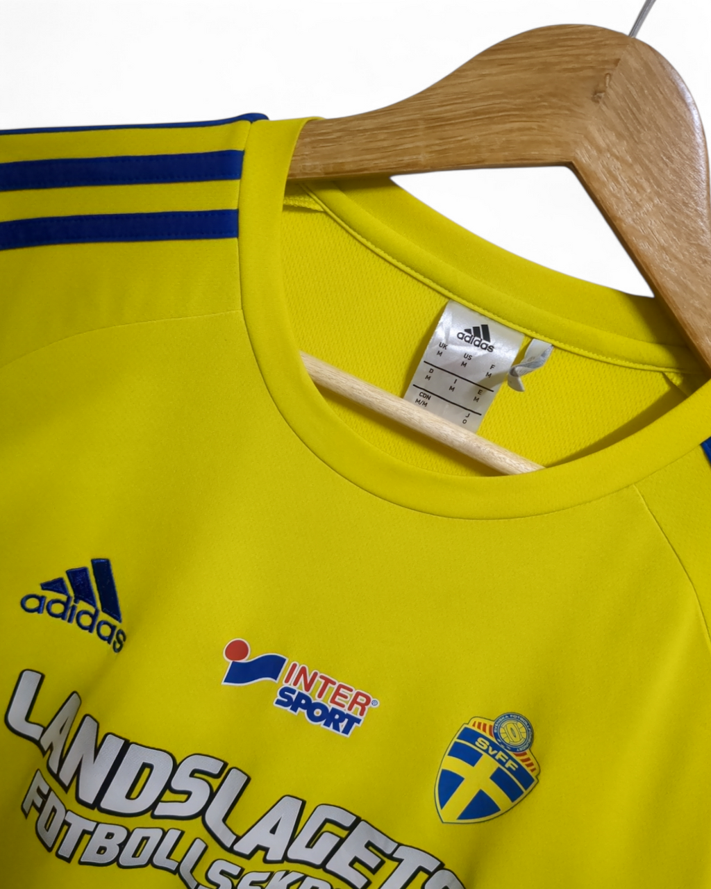 2017-18 Adidas Sweden Training Shirt - (M)