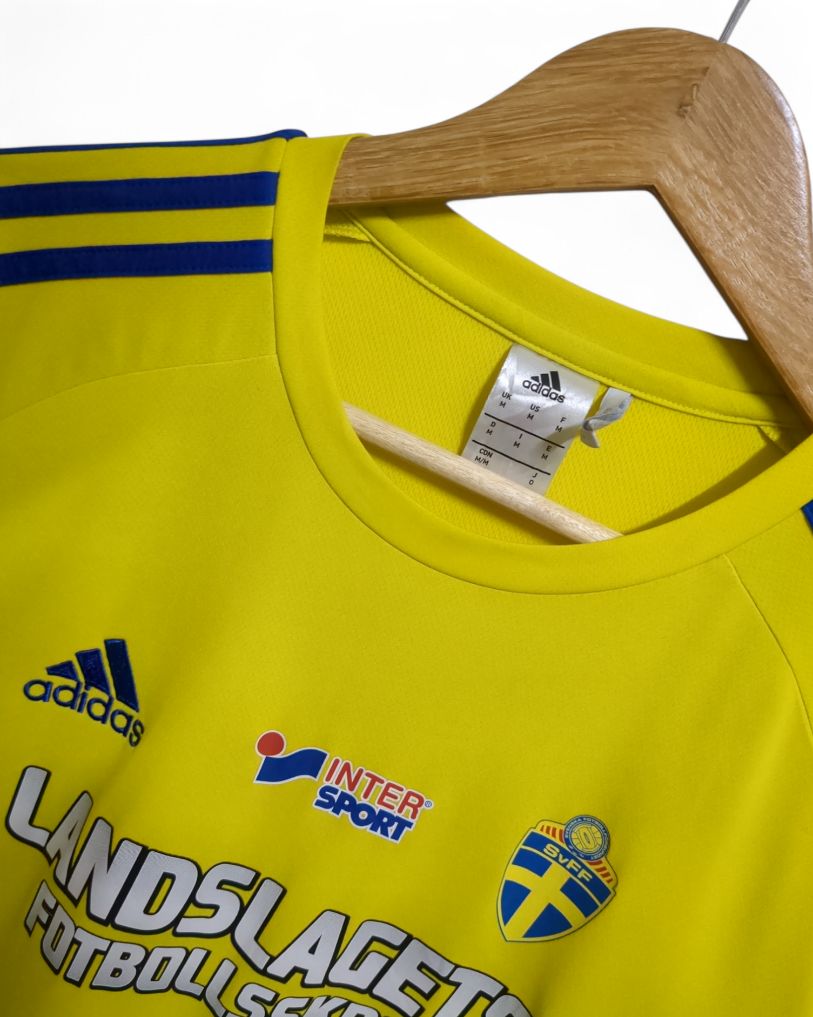2017-18 Adidas Sweden Training Shirt - (M)