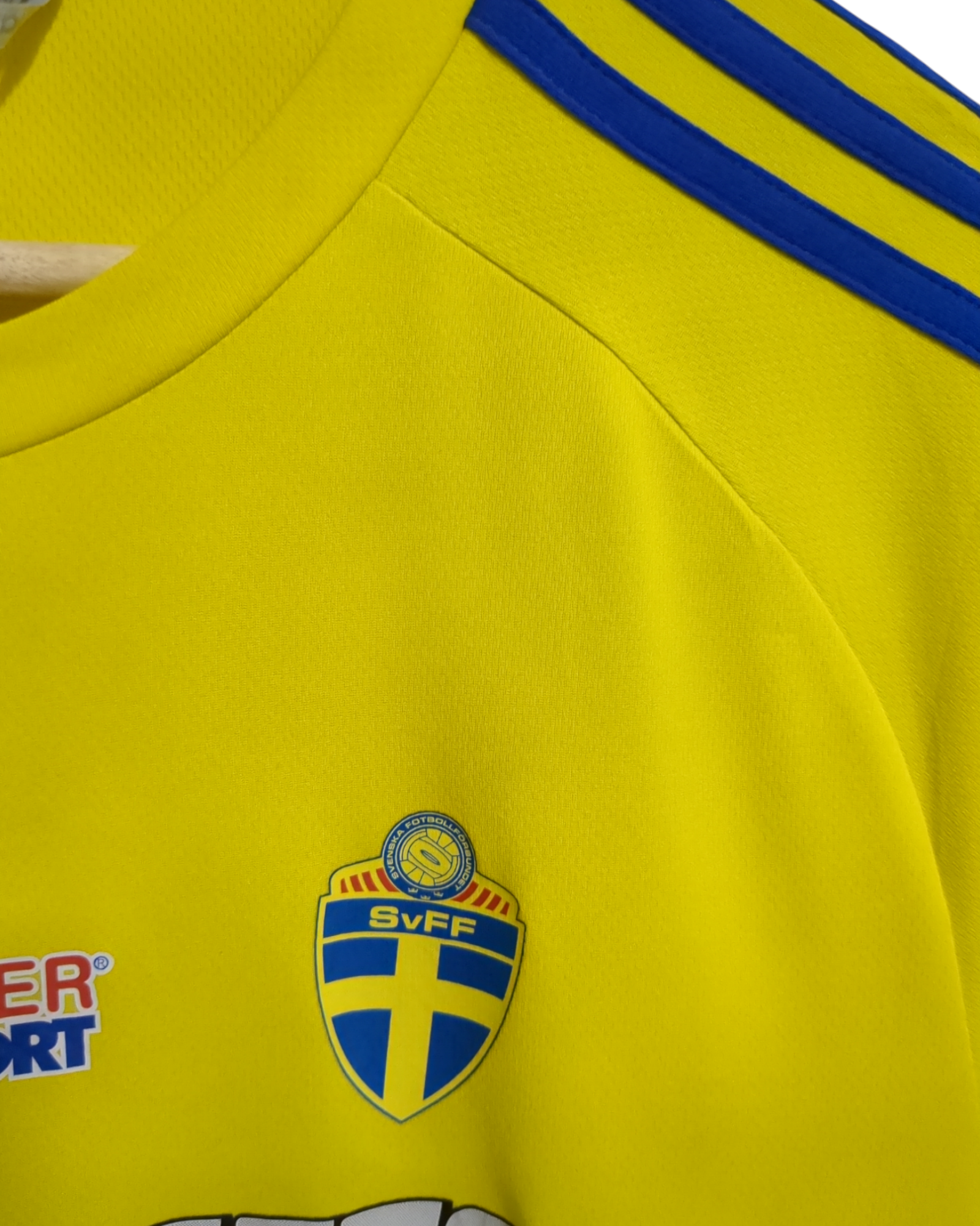 2017-18 Adidas Sweden Training Shirt - (M)