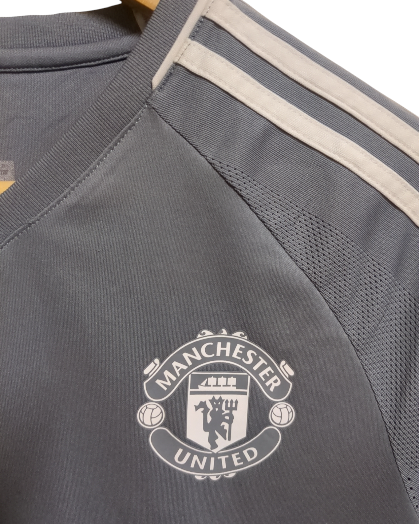2017-18 Adidas Manchester United Training Shirt - (S)