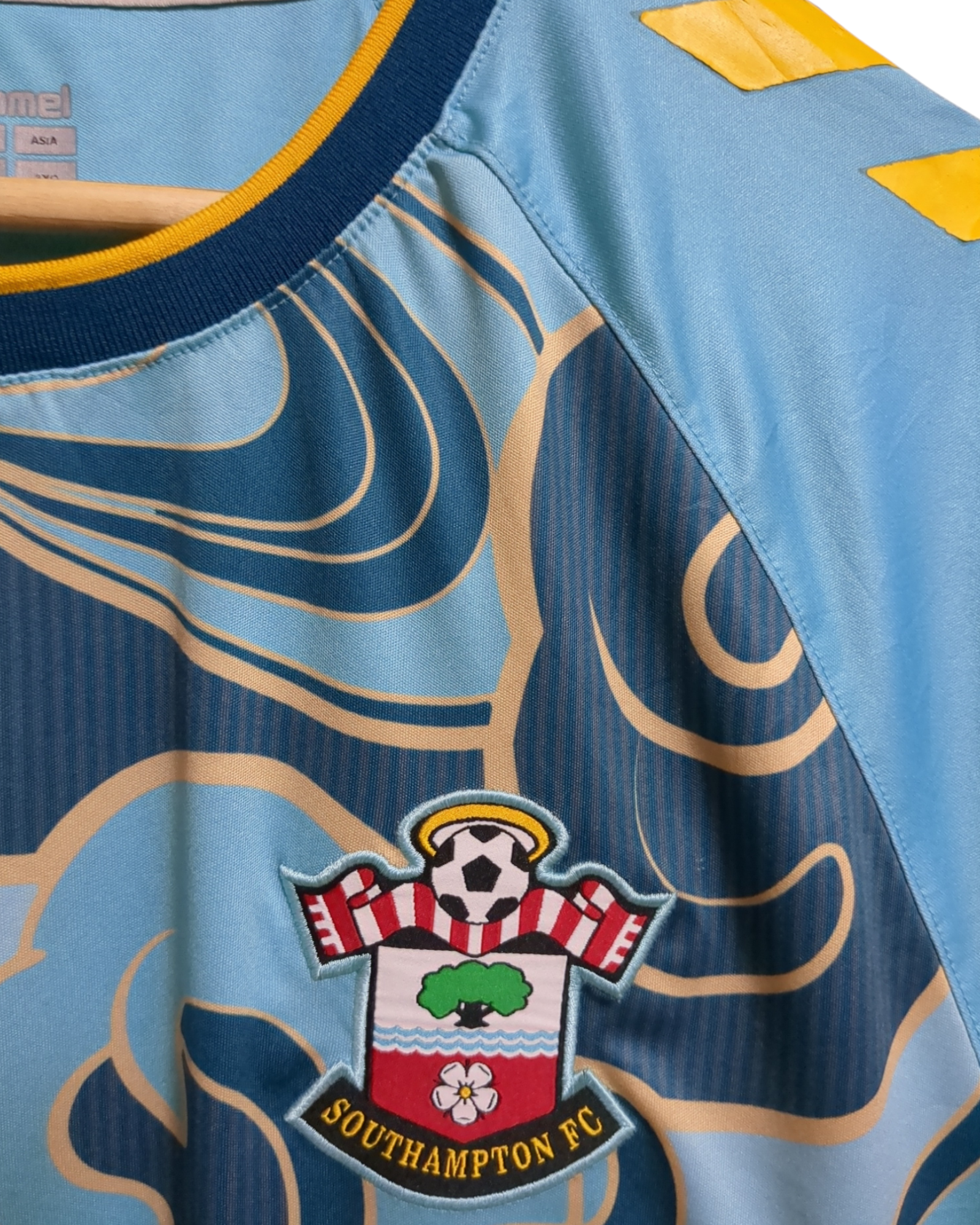 2022-23 Hummel Southampton Away Shirt #21 Livramento - (XL)